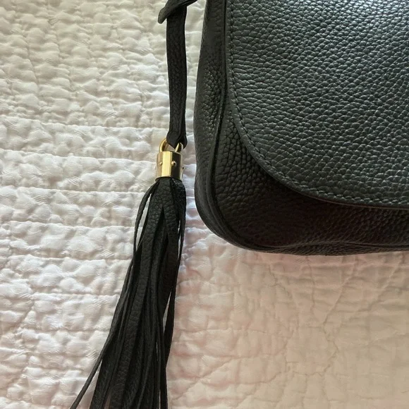 Gucci Soho flap bag. Black Crossbody Bag with Gold Chain & tassel - Picture 4 of 11